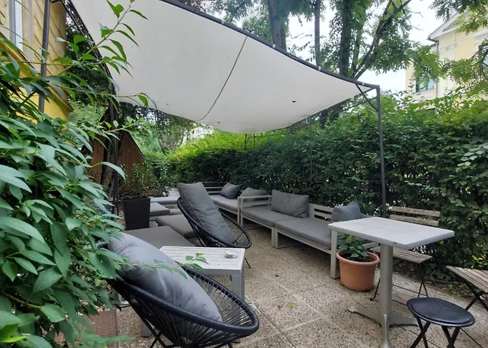 Vv Art, Unique In Center *