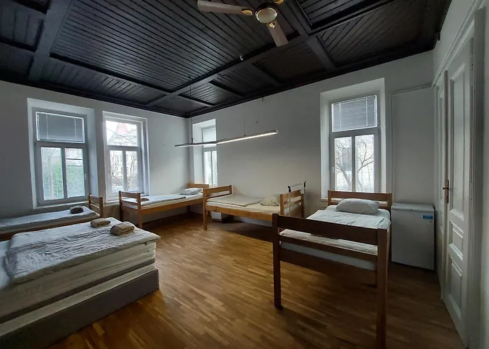 Vv Art, Unique In Center *