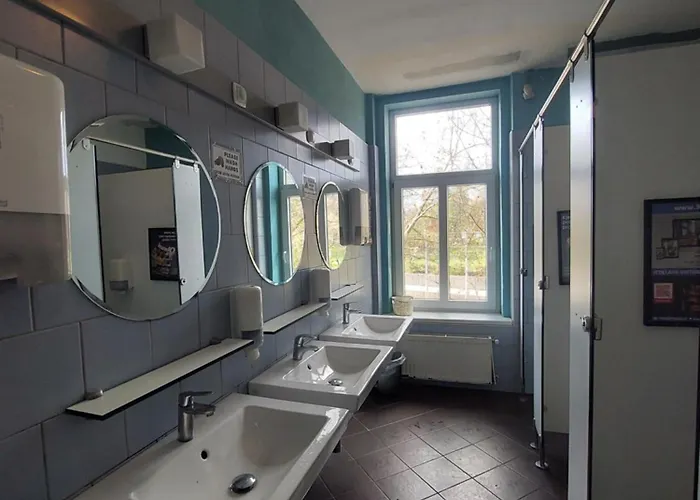 Vv Art, Unique In Center